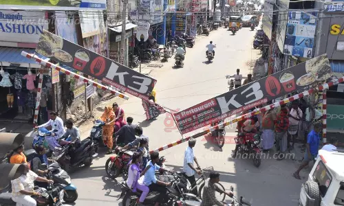 கனரக வாகனங்கள் செல்ல தடை செய்ய அமைக்கப்பட்டுள்ள உயர்மட்ட தடுப்பு உடைந்தது