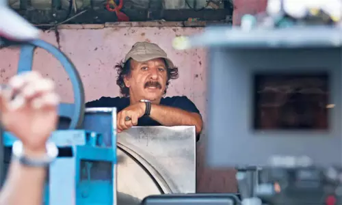 இப்படியே போனால் பாலிவுட் சினிமாவிற்கு ரசிகர்கள் இருக்கமாட்டார்கள்- ஈரானிய இயக்குனர் பேச்சு