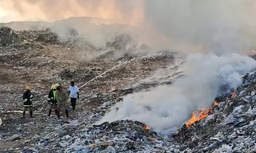 குப்பைக்கிடங்கில் இருந்து வெளியேறிய புகைமூட்டத்தால் மக்கள் அவதி குப்பைக்கிடங்கில் இருந்து வெளியேறிய புகைமூட்டத்தால் மக்கள் அவதி
