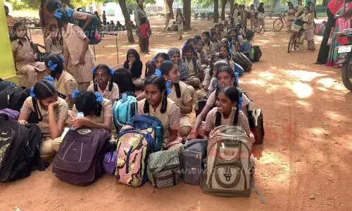 அரசு பள்ளியில் மாணவிகள், பெற்றோர்கள் உள்ளிருப்பு போராட்டம்