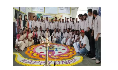 குன்னூர் ரெயில் நிலையத்தில்ஓணம் பண்டிகையை கொண்டாடிய ஊழியர்கள்