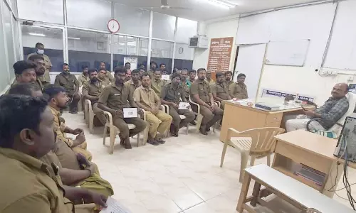 பள்ளி குழந்தைகளை அதிக அளவில் ஏற்றிச்சென்றால் ஆட்டோ உரிமம் ரத்து