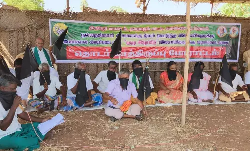 இழப்பீடு வழங்கக்கோரி விவசாயிகள் வாயில் கருப்புதுணி கட்டி போராட்டம்