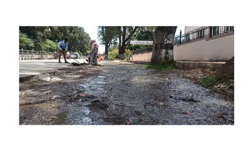 பாதாள சாக்கடையில் அடைப்புஊட்டி சாலையில் ஆறாக ஓடும் கழிவுநீர்;பொதுமக்கள் அவதி