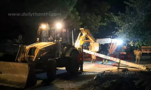 வாகனம் மோதியதில் மின்கம்பம் சேதம்