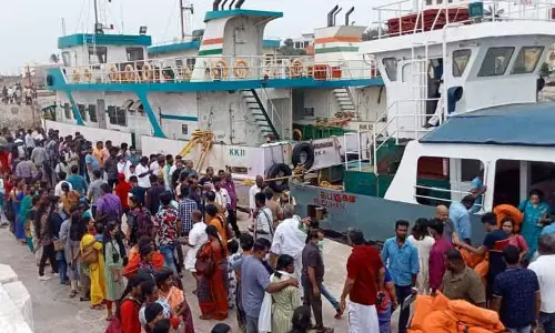 விவேகானந்தர் மண்டபத்திற்கு படகு போக்குவரத்து தாமதம் விவேகானந்தர் மண்டபத்திற்கு படகு போக்குவரத்து தாமதம்