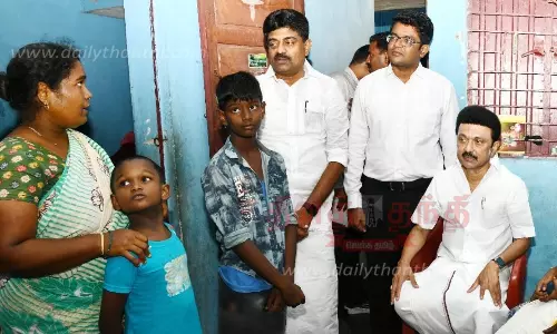 மீனவர் வீட்டுக்கு சென்ற முதல்-அமைச்சர் மீனவர் வீட்டுக்கு சென்ற முதல்-அமைச்சர்