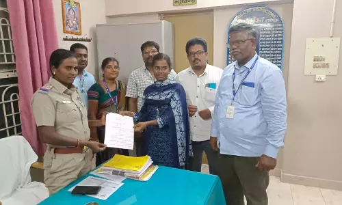 பணிசெய்ய விடாமல் தடுத்த 2 பெண்கள் மீது புகார்