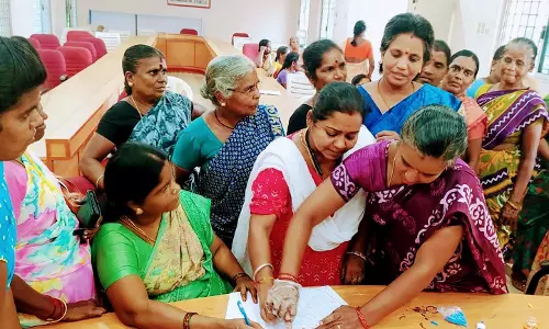 சத்துணவு ஊழியர் சங்கத்தினர் ரத்த கையெழுத்து இயக்கம்