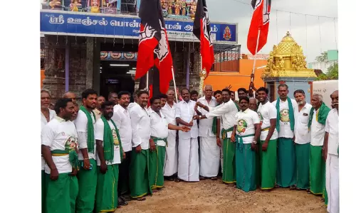 மதுரை மாநாடு வெற்றிபெற அ.தி.மு.க.வினர் அறுபடை பயணம்