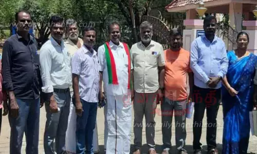 நெல்லையில் பேனர் வைக்க அனுமதி அளிக்க வேண்டும்-அரசியல் கட்சியினர் மனு நெல்லையில் பேனர் வைக்க அனுமதி அளிக்க வேண்டும்-அரசியல் கட்சியினர் மனு