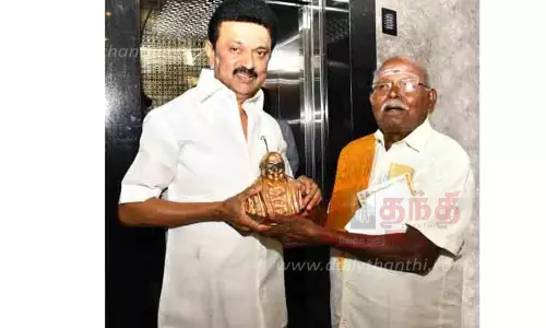 மாநகராட்சி பள்ளிகளுக்கு ரூ.1.81 கோடியில் கட்டிடங்கள் கட்டிய அப்பள வியாபாரி - நேரில் அழைத்து முதல்-அமைச்சர் மு.க.ஸ்டாலின் பாராட்டினார் மாநகராட்சி பள்ளிகளுக்கு ரூ.1.81 கோடியில் கட்டிடங்கள் கட்டிய அப்பள வியாபாரி - நேரில் அழைத்து முதல்-அமைச்சர் மு.க.ஸ்டாலின் பாராட்டினார்