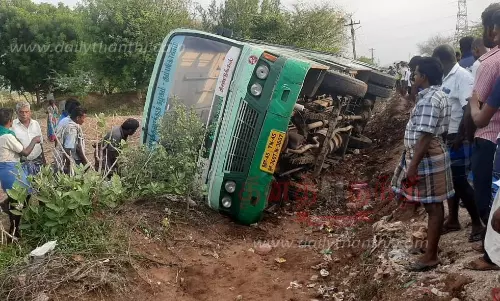 அரசு பஸ் கவிழ்ந்து பள்ளி மாணவர்கள் உள்பட 20 பேர் காயம்