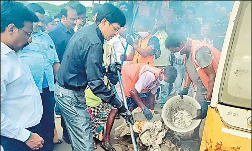 போக்குவரத்துக்கு இடையூறாக உள்ள பயன்பாடற்ற கார்கள் அப்புறப்படுத்தப்படும்: மாநகராட்சி கமிஷனர் அறிவிப்பு போக்குவரத்துக்கு இடையூறாக உள்ள பயன்பாடற்ற கார்கள் அப்புறப்படுத்தப்படும்: மாநகராட்சி கமிஷனர் அறிவிப்பு