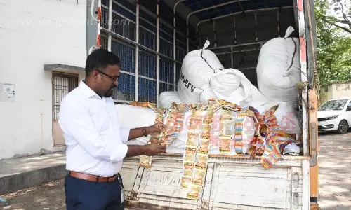 கர்நாடகாவில் இருந்து சேலத்திற்கு கடத்தி வந்த ரூ.14 லட்சம் குட்கா பறிமுதல்-டிரைவர் கைது