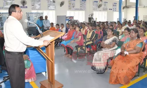 எதிர்கால தொழில் வளர்ச்சிக்கேற்ப மாணவர்கள் திறனை மேம்படுத்த வேண்டும்-கலெக்டர் கார்மேகம் பேச்சு