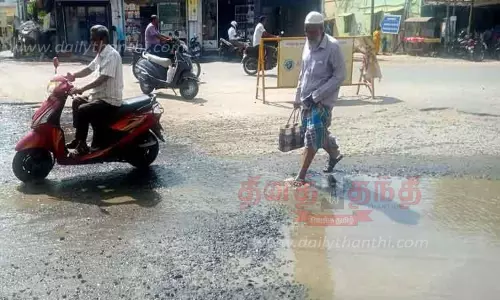 கருங்கல்பாளையம் காந்தி சிலை அருகில்வீணாகும் குடிநீரால் வாகன ஓட்டிகள் அவதி