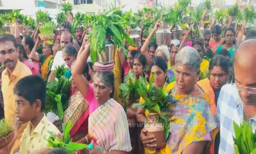 பெருந்துறை கோட்டை மாரியம்மன் கோவிலில் கும்பாபிஷேகம்தீர்த்தக்குடம் எடுத்து பக்தர்கள் ஊர்வலம் பெருந்துறை கோட்டை மாரியம்மன் கோவிலில் கும்பாபிஷேகம்தீர்த்தக்குடம் எடுத்து பக்தர்கள் ஊர்வலம்