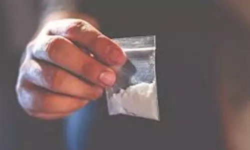 போலீசில் பிடிபட்டதால் போதைப்பொருள் பொட்டலத்தை விழுங்கிய பெண் போலீசில் பிடிபட்டதால் போதைப்பொருள் பொட்டலத்தை விழுங்கிய பெண்