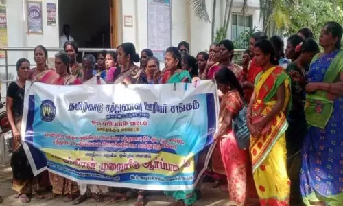 ஓட்டப்பிடாரத்தில்சத்துணவு ஊழியர்கள் ஆர்ப்பாட்டம் ஓட்டப்பிடாரத்தில்சத்துணவு ஊழியர்கள் ஆர்ப்பாட்டம்