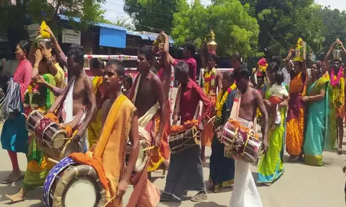 கழுகுமலை கோவில் கொடைவிழா:பாக்தர்கள் பால்குடம் ஊர்வலம் கழுகுமலை கோவில் கொடைவிழா:பாக்தர்கள் பால்குடம் ஊர்வலம்