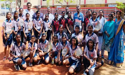 மண்டல அளவிலான பூப்பந்தாட்ட போட்டி:ஹோலிகிராஸ் ஆங்கிலோ இந்தியன் பள்ளி அணி வெற்றி