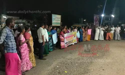 குமாரபாளையம் போலீஸ் நிலையம் முன்புவி.மேட்டூர் பொதுமக்கள் திடீர் ஆர்ப்பாட்டம்