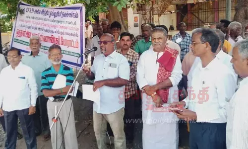 மூத்த குடிமக்களுக்கு ரெயில் கட்டணத்தில் மீண்டும் சலுகை வழங்கக்கோரி  ஆர்ப்பாட்டம்