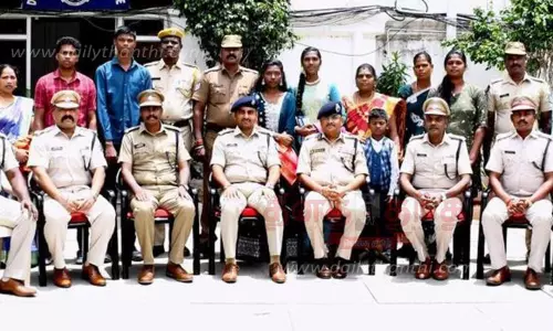 போலீசாரின் குழந்தைகளுக்கு ரொக்கப்பரிசு