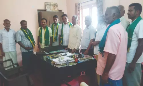 மின்தடையால் விவசாயிகள் அவதி