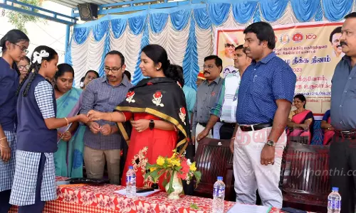 பர்கூர் அரசு பெண்கள் பள்ளியில்தேசிய குடற்புழு நீக்க முகாம் கலெக்டர் சரயு தொடங்கி வைத்தார்