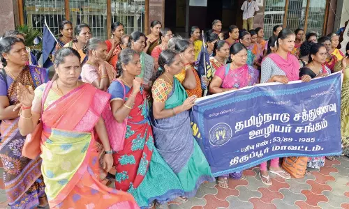 தமிழ்நாடு சத்துணவு ஊழியர் சங்கத்தினர் ஆர்ப்பாட்டம்