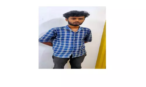 தங்கும் விடுதி குளியலறையில் இளம்பெண்ணை செல்போனில் வீடியோ எடுத்த ஊழியர் கைது