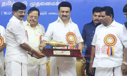 முதல்-அமைச்சருக்கு நினைவு பரிசு முதல்-அமைச்சருக்கு நினைவு பரிசு