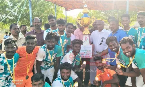 கால்பந்து போட்டியில் வெற்றி பெற்றவர்களுக்கு பரிசு கால்பந்து போட்டியில் வெற்றி பெற்றவர்களுக்கு பரிசு