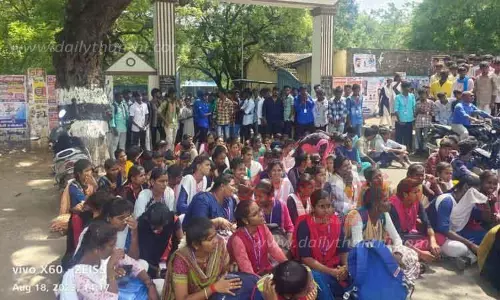 வகுப்பை புறக்கணித்து மாணவர்கள்  போராட்டம்