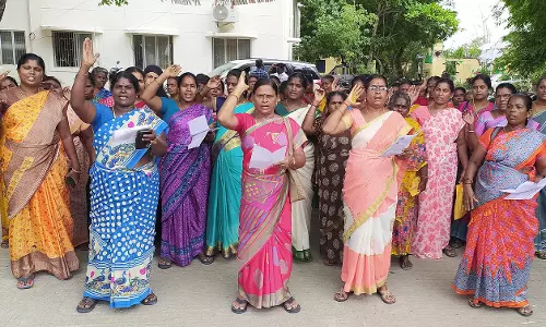 சத்துணவு ஊழியர்கள் ஆர்ப்பாட்டம் சத்துணவு ஊழியர்கள் ஆர்ப்பாட்டம்