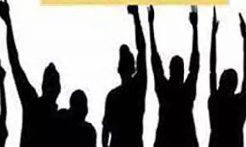 2-வது நாளாக கோரிக்கை அட்டை அணிந்து பணிபுரிந்த மருந்தாளுனர்கள்