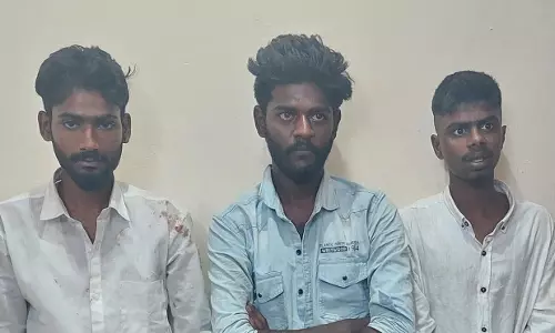 சாலையில் நடனமாடியதை தட்டி கேட்டவர்களை தாக்கிய 3 பேர் கைது