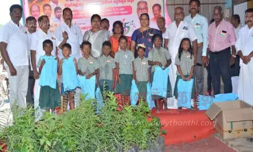 மாணவர்களுக்கு கல்வி உபகரணங்கள் மாணவர்களுக்கு கல்வி உபகரணங்கள்