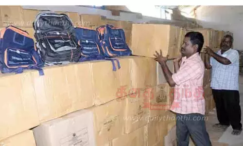 விலையில்லா புத்தக பைகள் புதுக்கோட்டைக்கு வந்தன
