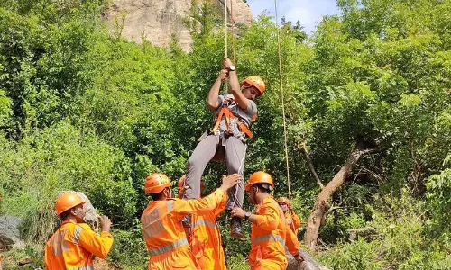 ரோப்கார் நடுவழியில் நின்று விட்டால் மீட்பது குறித்து ஒத்திகை