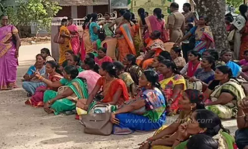சத்துணவு ஊழியர் சங்கத்தினர் போராட்டம்