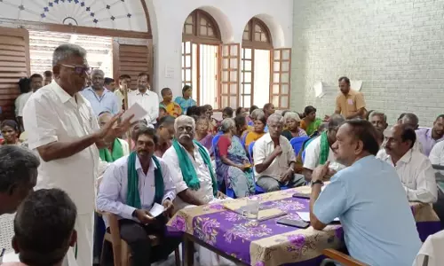 ஏரியில் இருந்து மண் எடுக்க அனுமதி தராமல் அலைக்கழிப்பு