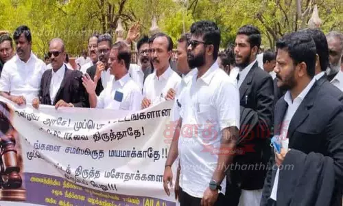 நெல்லை கோர்ட்டில் வக்கீல்கள் ஆர்ப்பாட்டம்