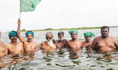 காவிரி ஆற்றில் இறங்கி விவசாயிகள் போராட்டம்