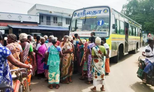 உப்பிலியபுரம் அருகே ஊராட்சி மன்ற அலுவலகத்தை பொதுமக்கள் முற்றுகையிட்டு, மறியல்
