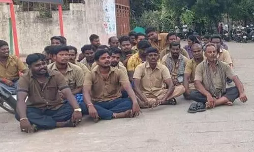 தூய்மை பணியாளர்கள் பணியை புறக்கணித்து திடீர் போராட்டம்