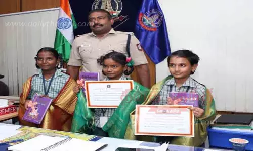மாணவிகளை அழைத்து பாராட்டிய சூப்பிரண்டு மாணவிகளை அழைத்து பாராட்டிய சூப்பிரண்டு