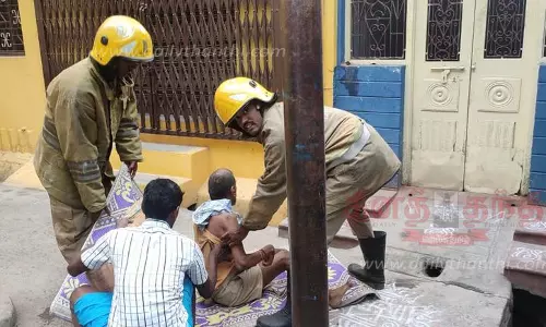 சேலத்தில் பரபரப்பு மொபட்டின் பேட்டரிக்கு சார்ஜ் ஏற்றிய போது தீ விபத்து-வீட்டுக்குள் சிக்கிய 5 பேர் மீட்பு